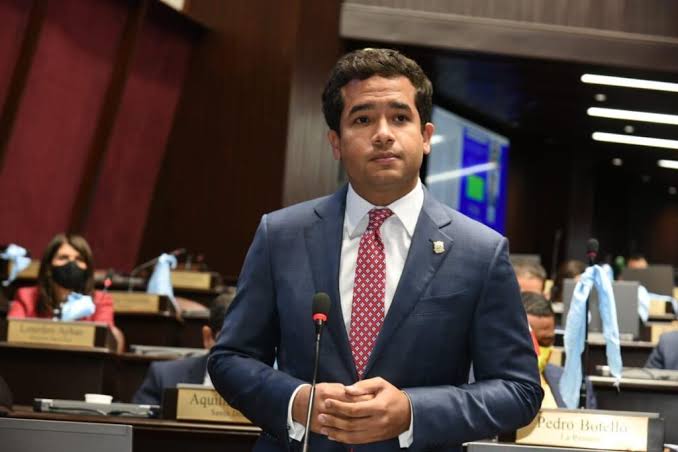 Omar Fernández respalda eliminación de anticipos a microempresas; advierte riesgos en propuesta  a pequeñas y medianas