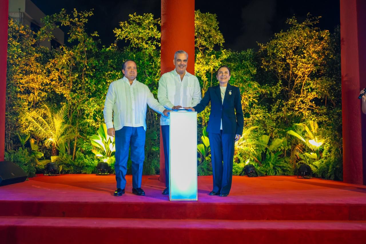 Luis Abinader y Carolina Mejía inauguran el Paseo 30 de Mayo