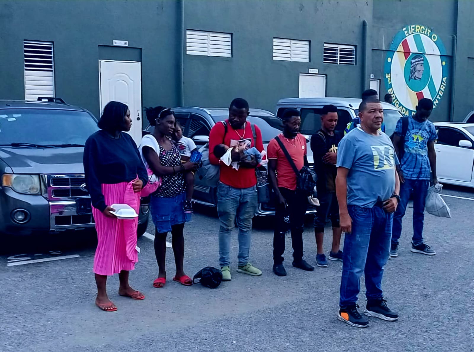 Ejército apresa conductor transportaba haitianos indocumentados en autobús en San Juan de la Maguana