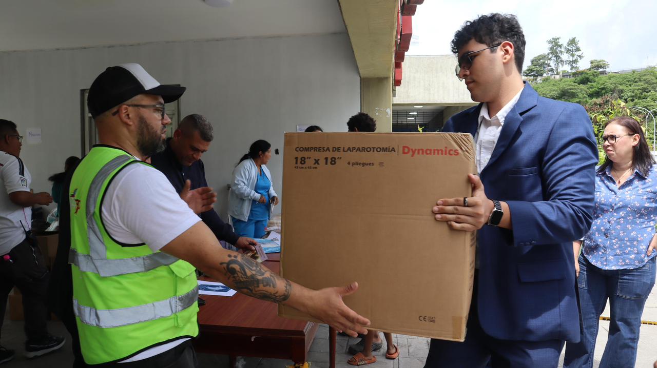 Coordinan entrega de alimentos e insumos médicos para afectados por los terremotos