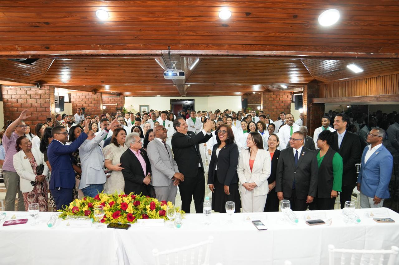 Salud Pública y CMD impulsan nueva generación de médicos especialistas para fortalecer el sistema de salud