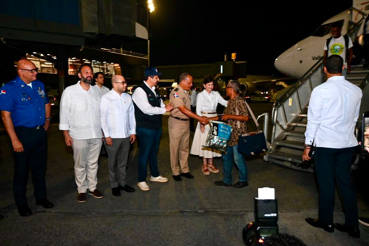 Otras 84 personas retornan al país desde Venezuela; entre ellos rescatistas dominicanos y misión del MIREX