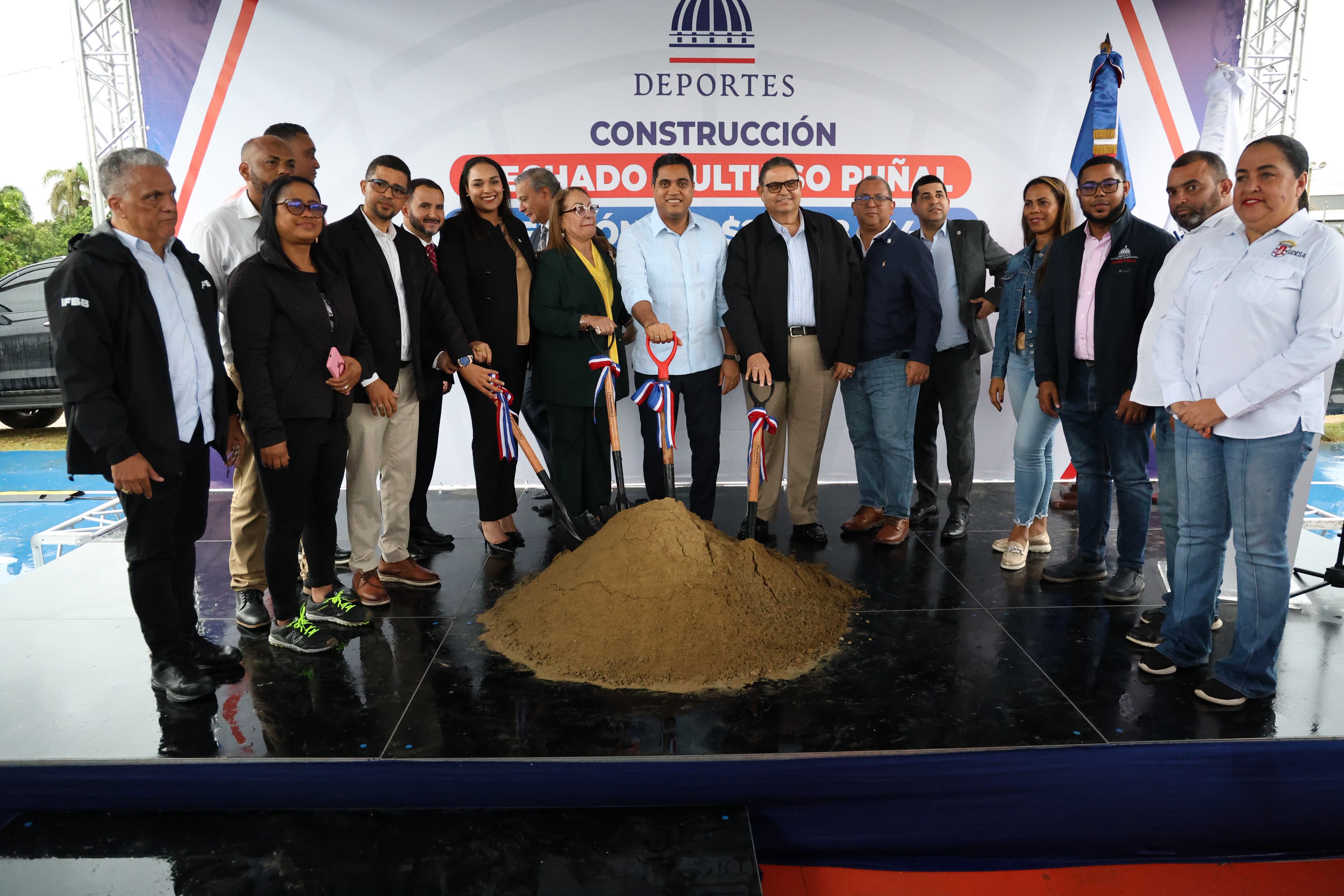 Ministro Kelvin Cruz inicia trabajos de construcción del multiuso del municipio Puñal