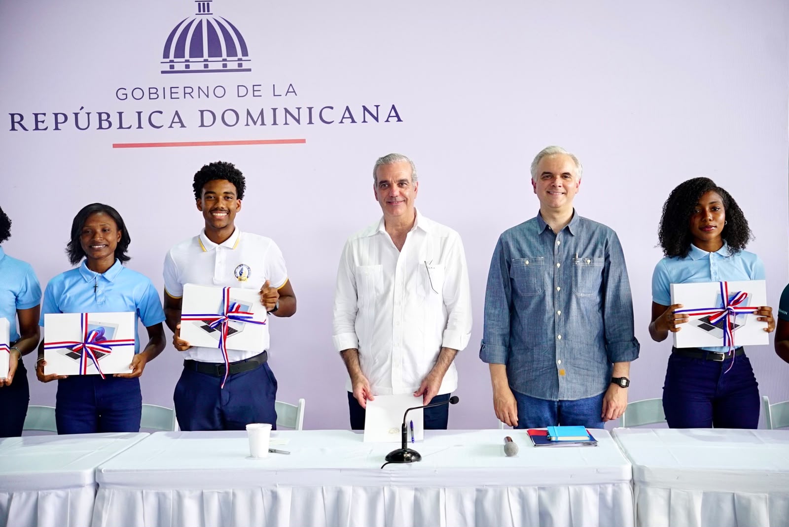 Presidente Abinader escucha inquietudes de estudiantes de Samaná 