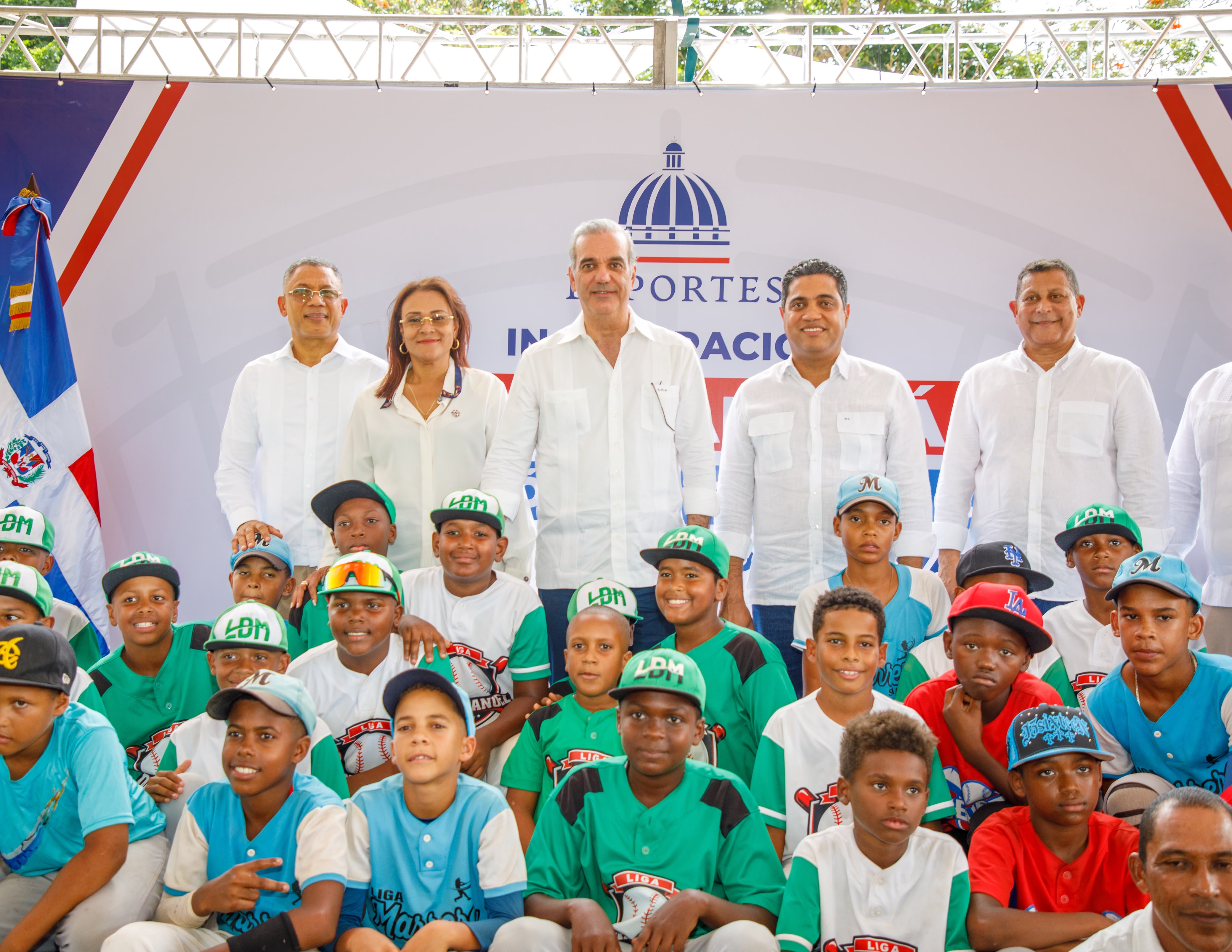 Presidente Abinader y Kelvin Cruz entregan remozado estadio de béisbol en Samaná