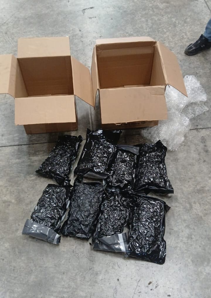 Decomisan 8 paquetes y latas llenas de marihuana en AILA
