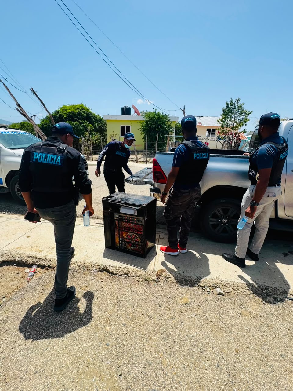 Policía incauta armas de fuego, sustancias narcóticas, máquinas tragamonedas, bocinas y apresa varias personas 