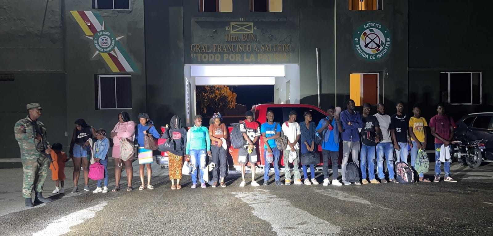 Ejército detiene 19 haitianos indocumentados  en una camioneta en Dajabón