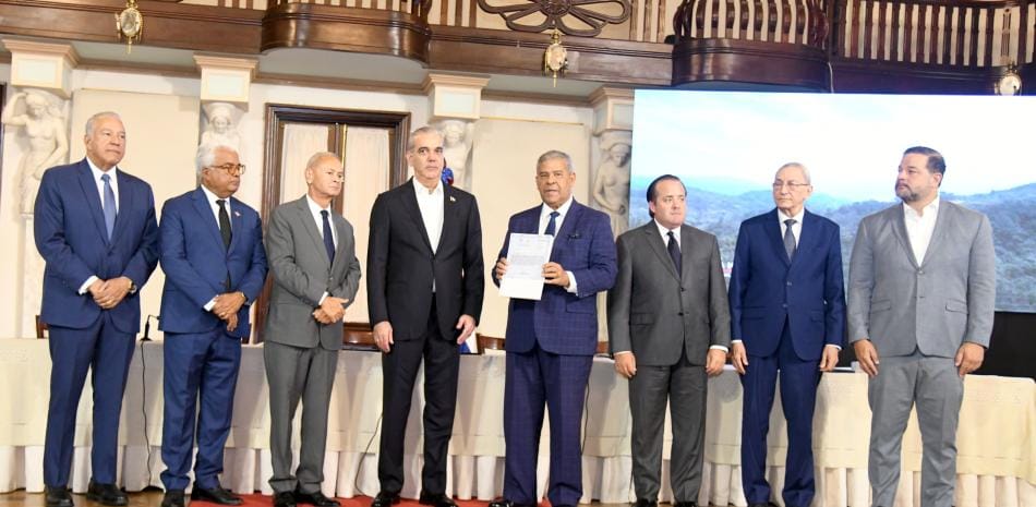 Presidente Abinader: "Dejaremos un legado histórico con la entrega de títulos de Parques Nacionales al Estado"