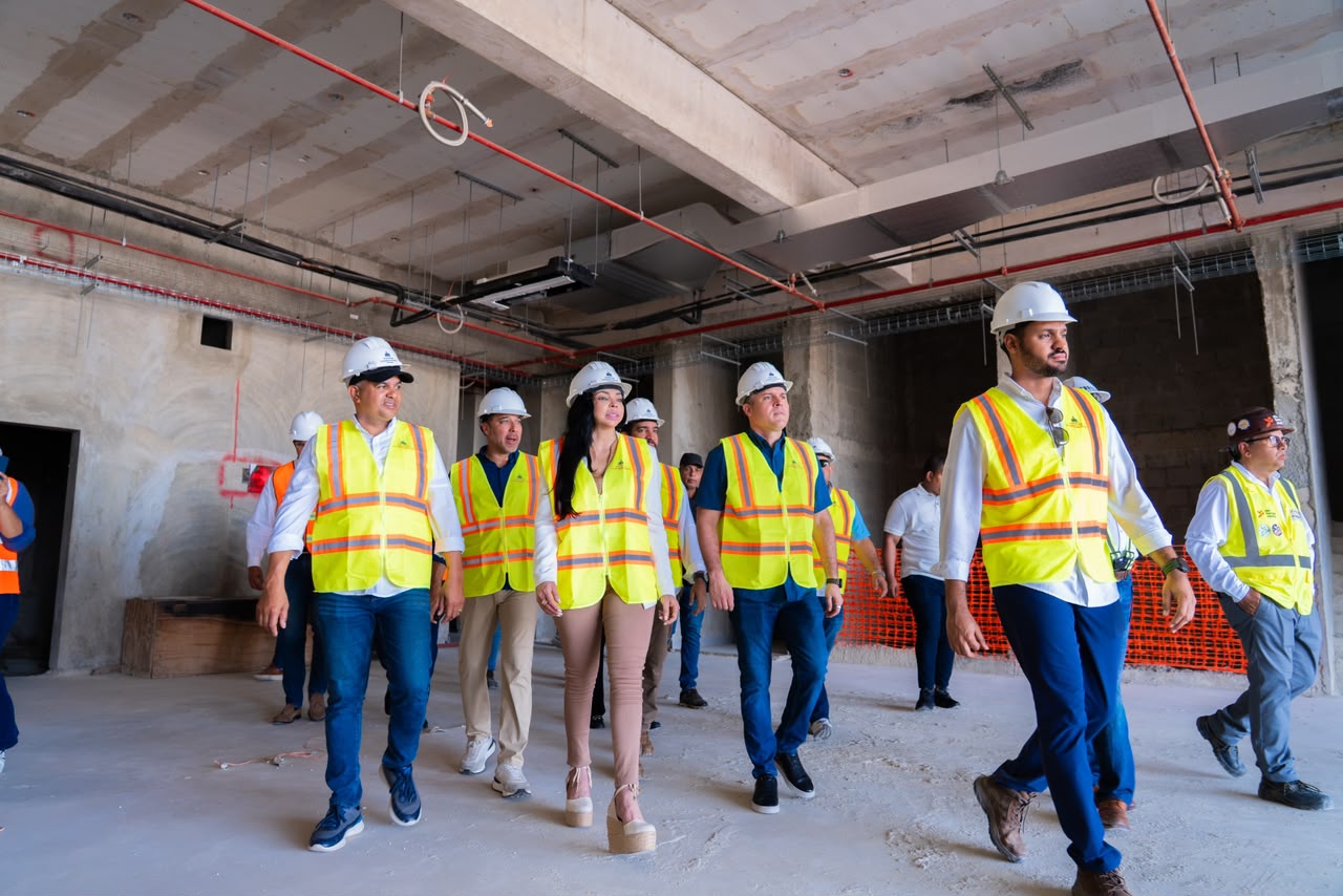 Ministro del  MIVED supervisa avances en la construcción de la Ciudad Judicial de SDO