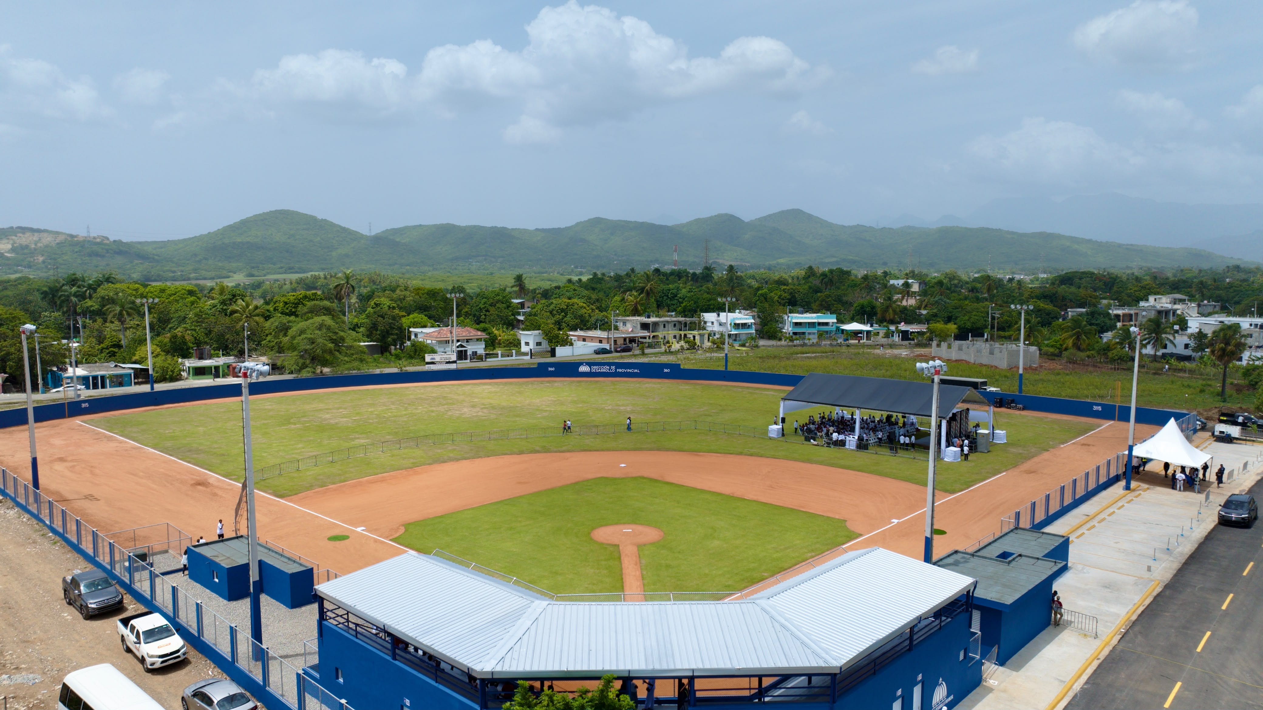 Gobierno inaugura campo de béisbol Nelson Mateo en Pizarrete, Peravia, tras 26 años de espera